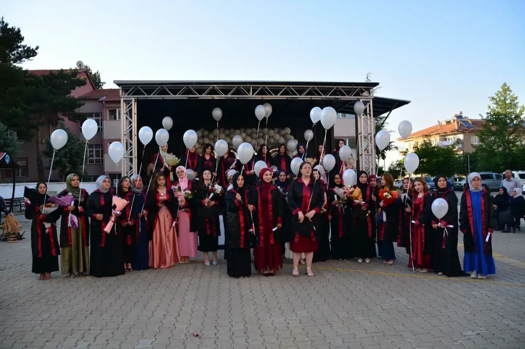 MEZUNİYET SEVİNCİ YAŞADILAR 