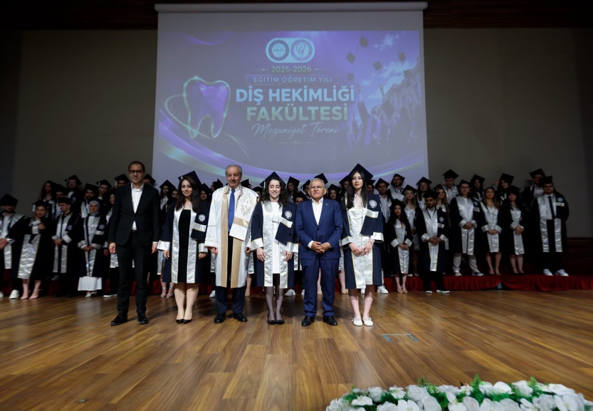 BAŞKAN BÜYÜKKILIÇ, ÇİÇEĞİ BURNUNDA DİŞ HEKİMLERİNİN DİPLOMA HEYECANINA ORTAK OLDU