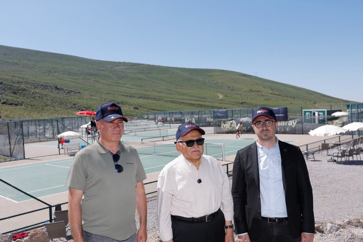 BÜYÜKKILIÇ, ERCİYES’TE DEVAM EDEN DÜNYA TENİS TURU KARŞILAŞMALARINI İZLEDİ