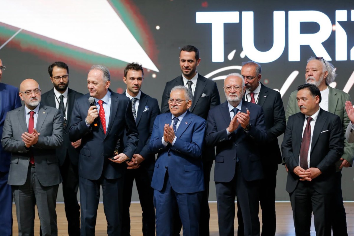 BAŞKAN BÜYÜKKILIÇ’A TURİZMDE ÜÇ ANLAMLI ÖDÜL BİRDEN