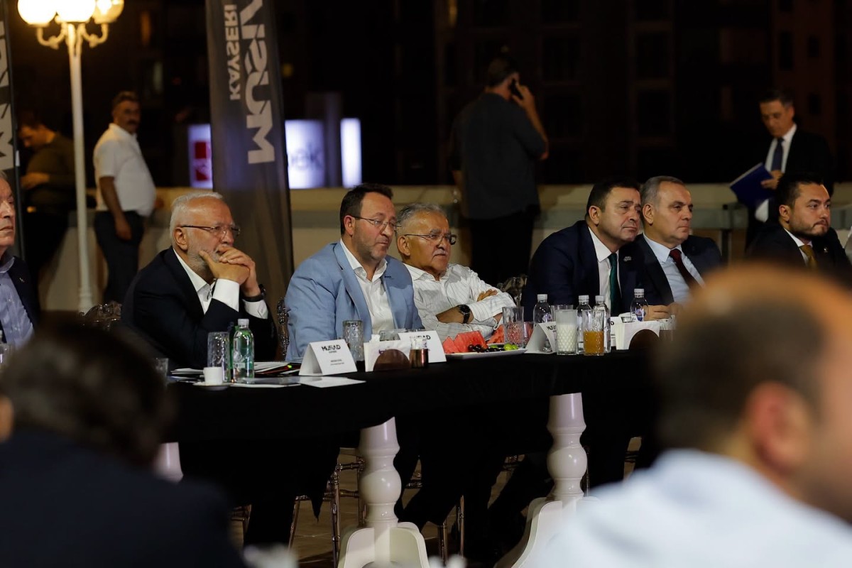 MÜSİAD'IN İSTİŞARE TOPLANTISINDA SANAYİCİLERLE BİR ARAYA GELDİ