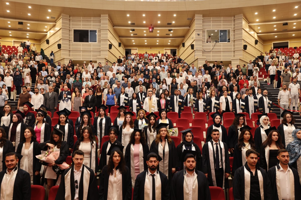 ERÜ MİMARLIK FAKÜLTESİNDE MEZUNİYET SEVİNCİ 