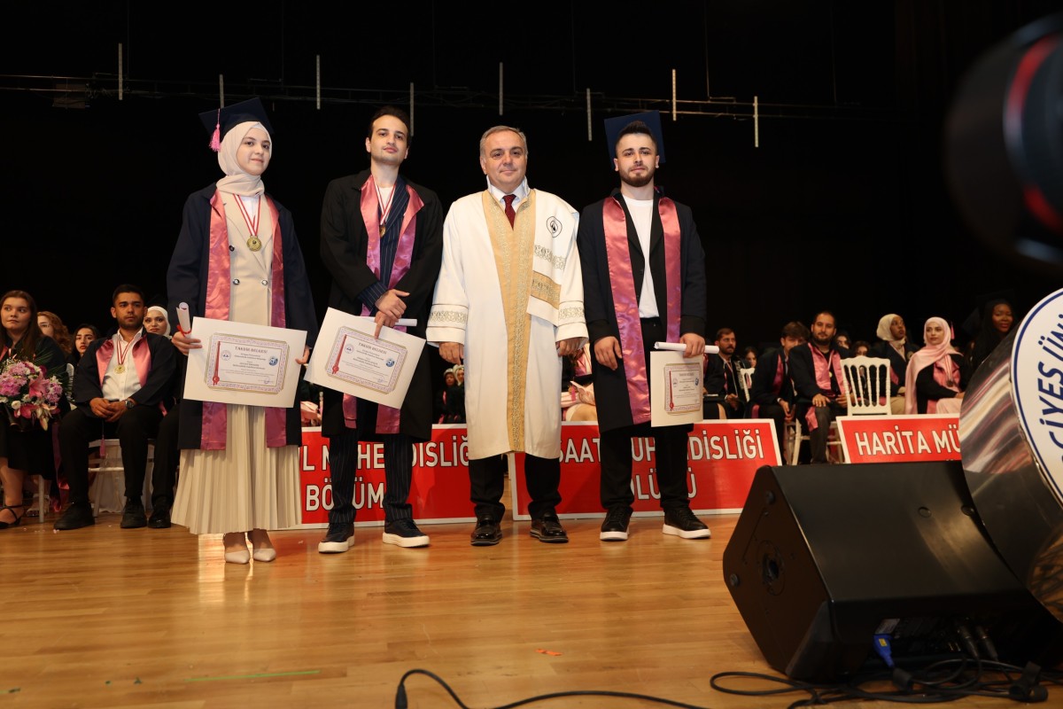 ERÜ MÜHENDİSLİK FAKÜLTESİ 2025-206 DÖNEMİ MEZUNLARINI VERDİ
