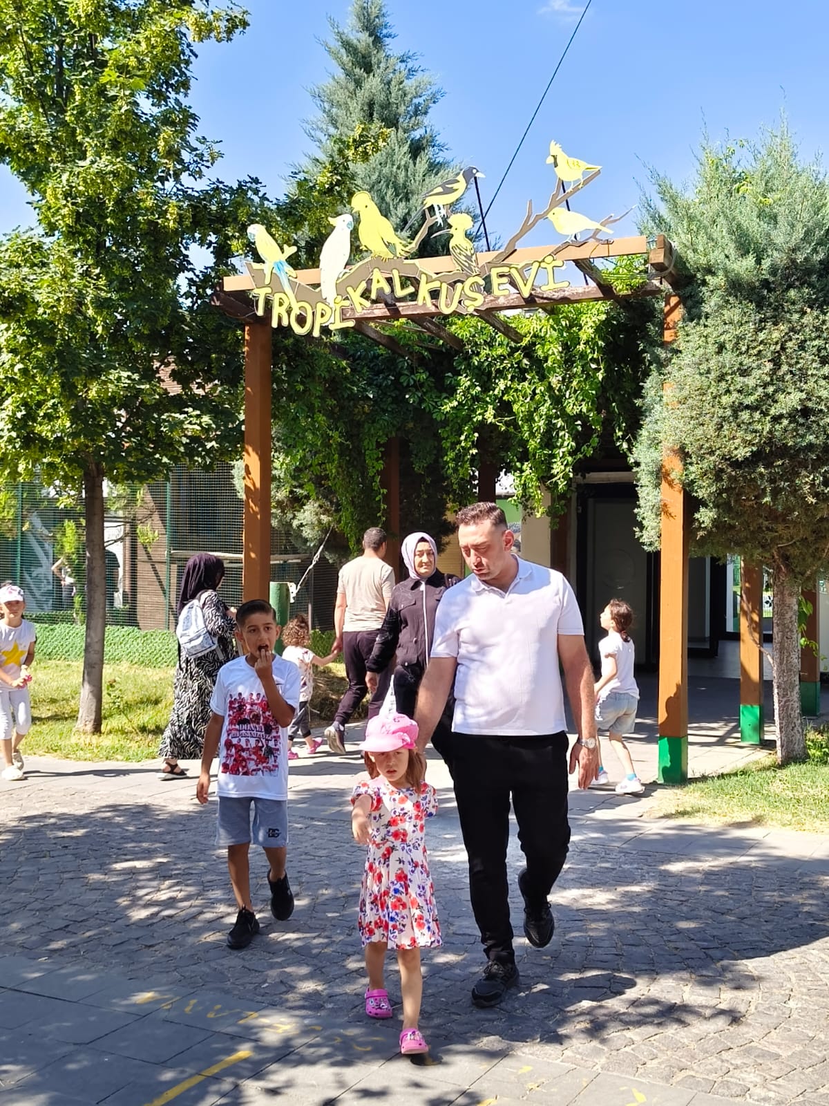 HAYVANAT BAHÇESİNİ 6 BİN KİŞİ ZİYARET ETTİ