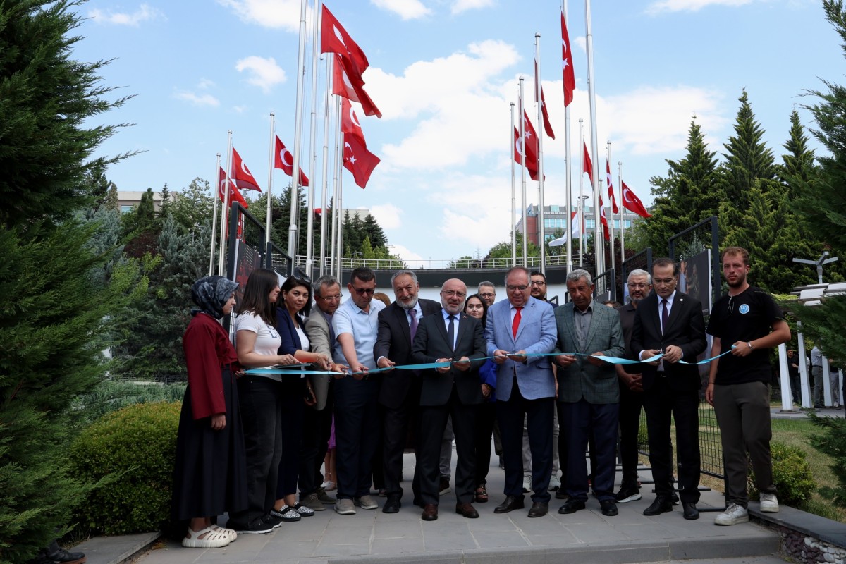 KAYÜ'DE 15 TEMMUZ ANMA TÖRENİ VE FOTOĞRAF SERGİSİ DÜZENLENDİ