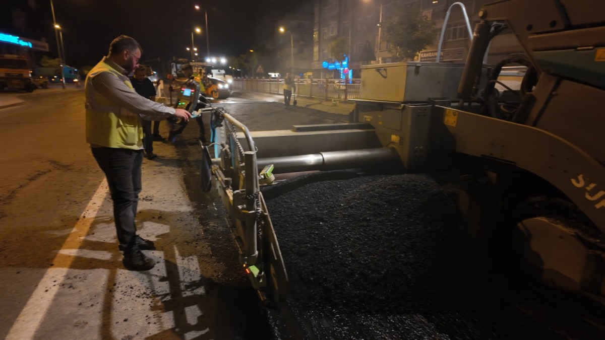 YOĞUNBURÇ ALT GEÇİDİ’NDE GECE YARISI SICAK ASFALT MESAİSİ