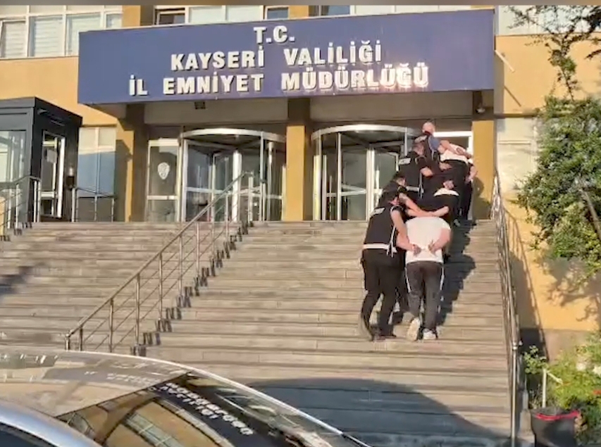 BlÇAKLA YARALAMA SANlKLARl GÖZALTINA ALlNDl, BİR KİŞİ TUTUKLANDI
