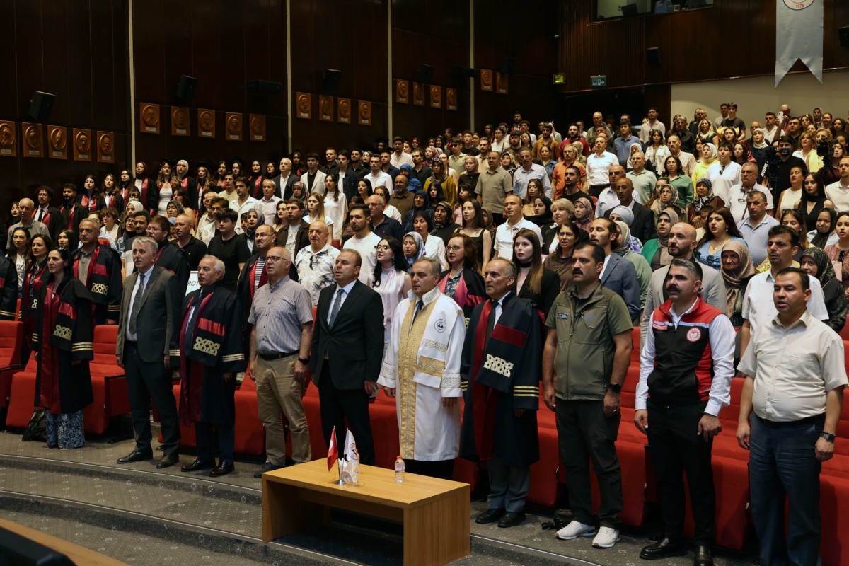 ERCİYES ÜNİVERSİTESİ VETERİNERLİK FAKÜLTESİNDE MEZUNİYET SEVİNCİ