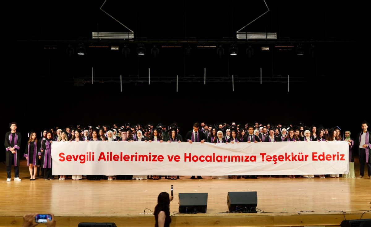 ERÜ DİŞ HEKİMLİĞİ FAKÜLTESİNDE MEZUNİYET SEVİNCİ 