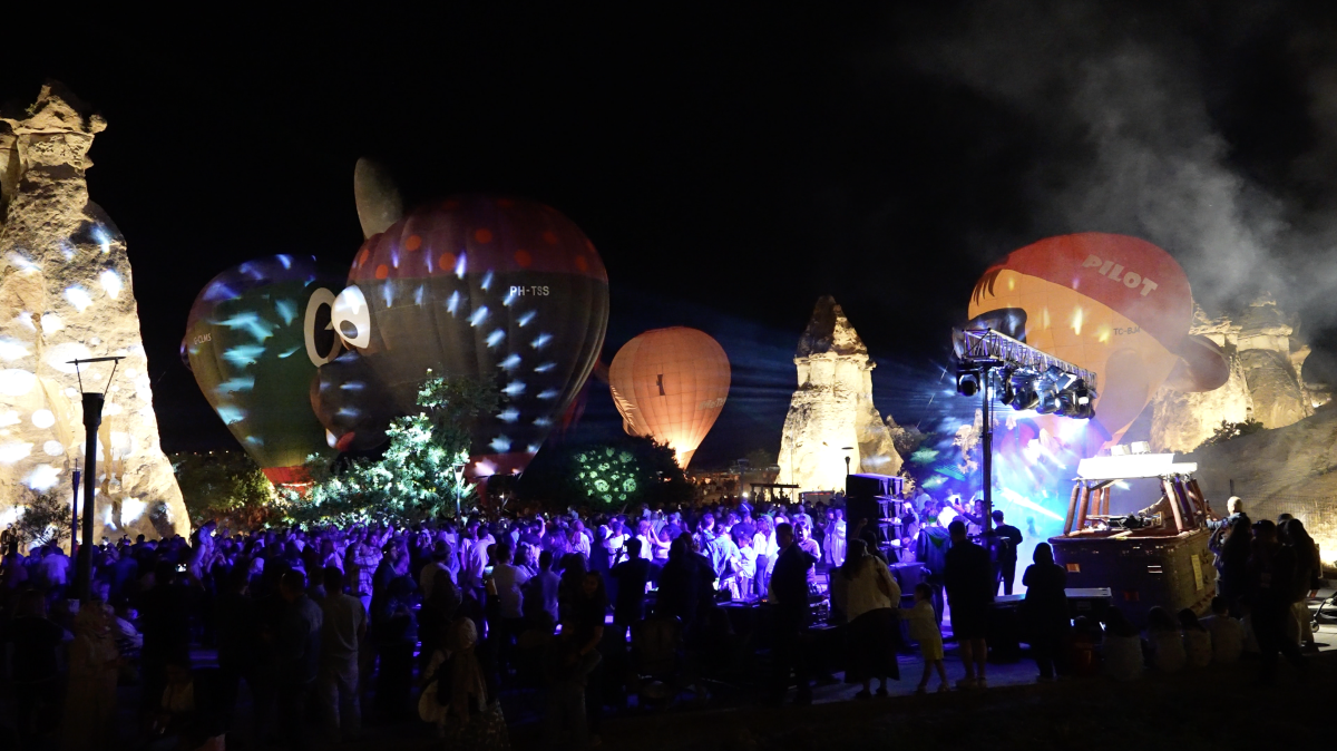 BALONLAR KÜLTÜR YOLU FESTİVALİ’NİN İLK GÜNÜNDE GÖKYÜZÜNÜ ŞÖLENE ÇEVİRDİ
