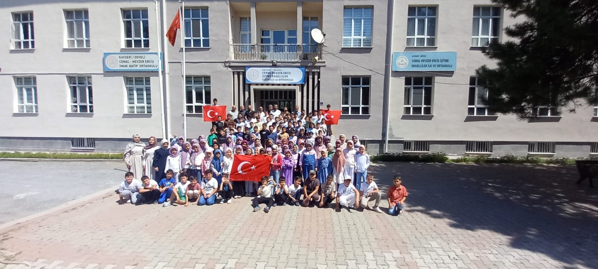 DEVELİ'DE YAZ KUR'AN KURSUNDA VEDA HUTBESİ OKUMA ETKİNLİĞİ