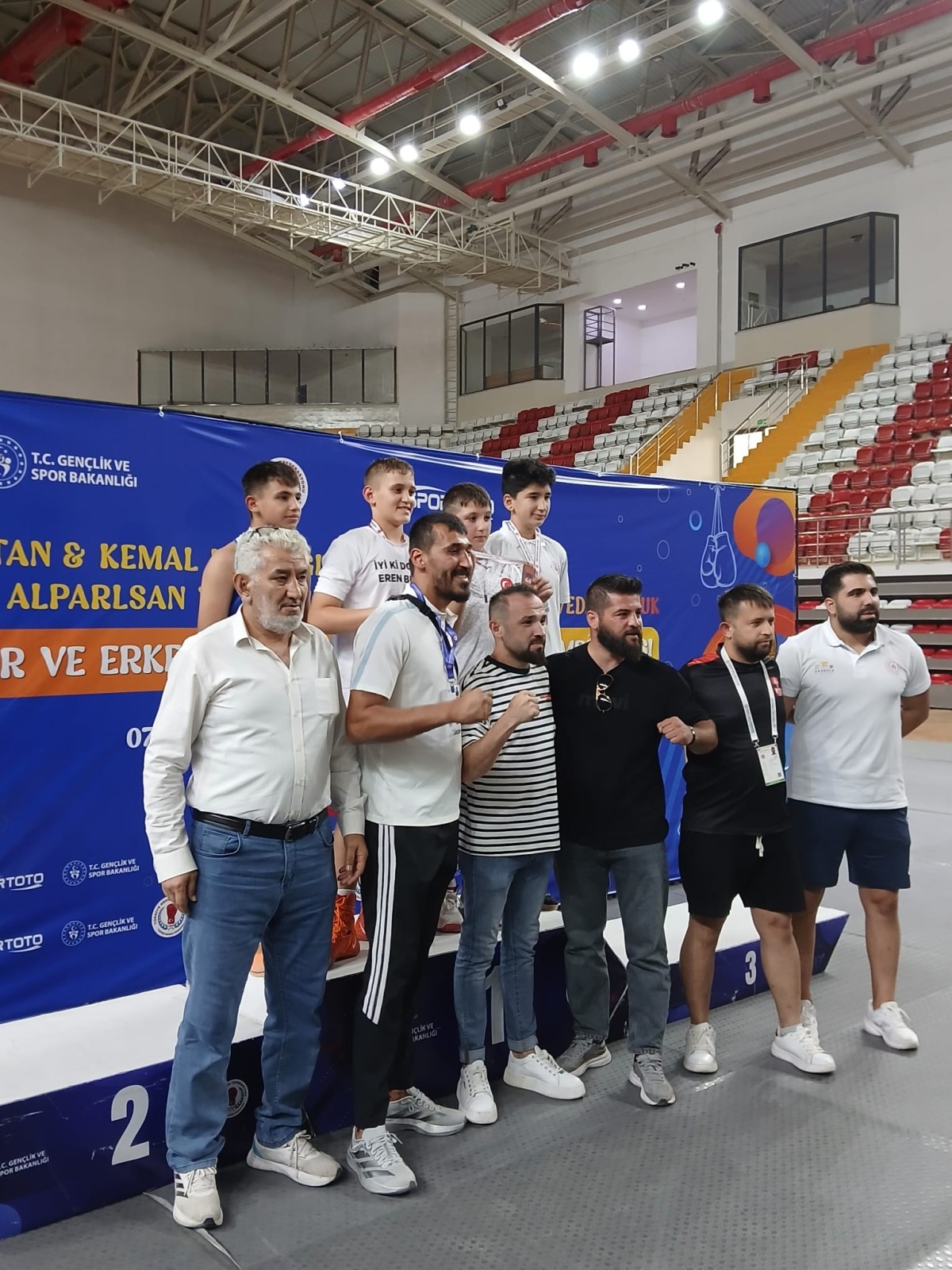 KAYSERİLİ BOKSÖRLER SİVAS'TAN 2 ALTIN, 1 GÜMÜŞ, 4 BRONZ MADALYA İLE DÖNDÜ