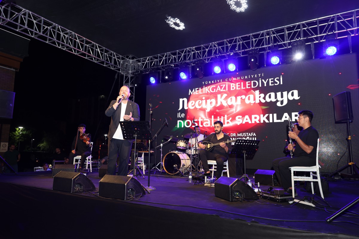 ÇARŞI MELİKGAZİ’DE NOSTALJİK ŞARKILAR GÖNÜLLERİ FETHETTİ