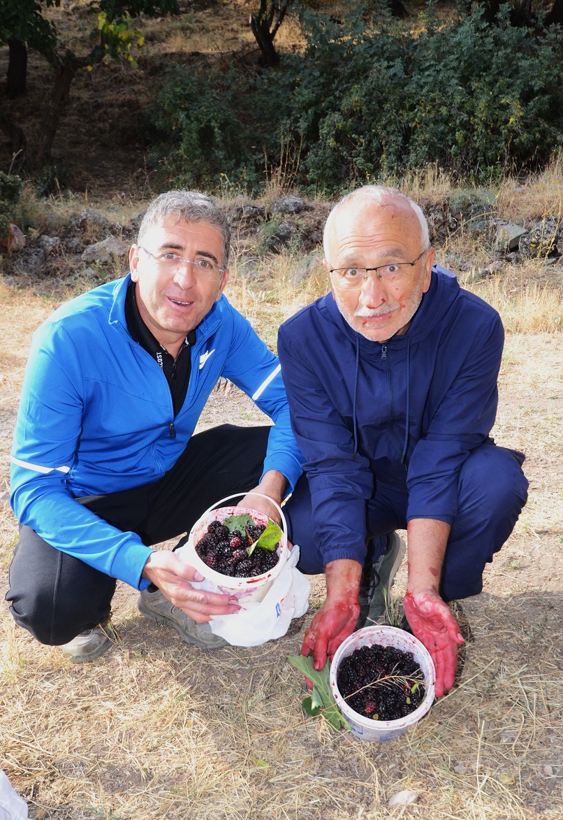 KARDELENLER HEM YÜRÜDÜ, HEM DUT TOPLADI 