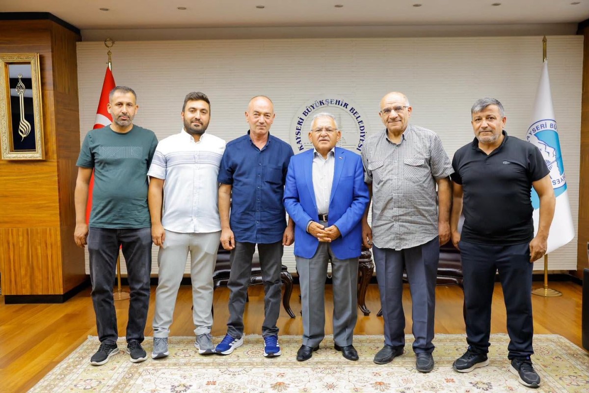  BÜYÜKKILIÇ, ŞEHRİN FARKLI KESİMLERİNDEN KONUKLARINI MAKAMINDA AĞIRLADI
