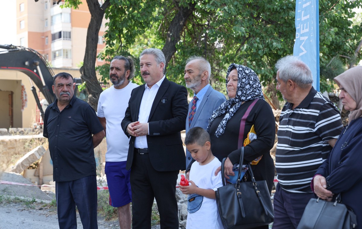 YILDIRIM BEYAZIT’TA 9 GECEKONDU KALDIRILARAK YERİNİ MODERN PARK ALANINA BIRAKTI