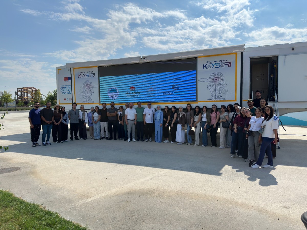 500’Ü AŞKIN ÖĞRETMEN ADAYINI GELECEĞİN TEKNOLOJİLERİYLE BULUŞTURUYOR