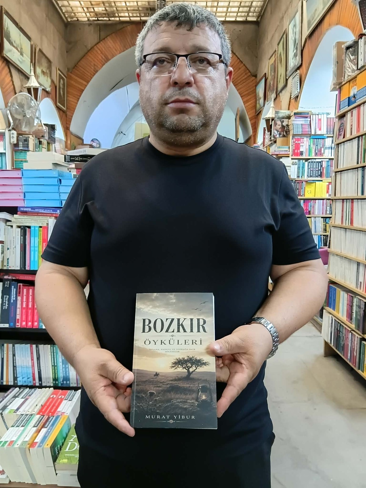 BOZKIRIN RENGİ YİBUR’UN KALEMİNDEN KENDİNİ BULDU