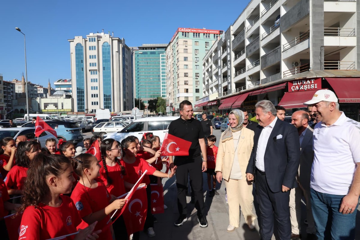 MELİKGAZİ’NİN ÇOCUK ŞENLİĞİNDE ÇOCUKLAR DOYA DOYA EĞLENDİ