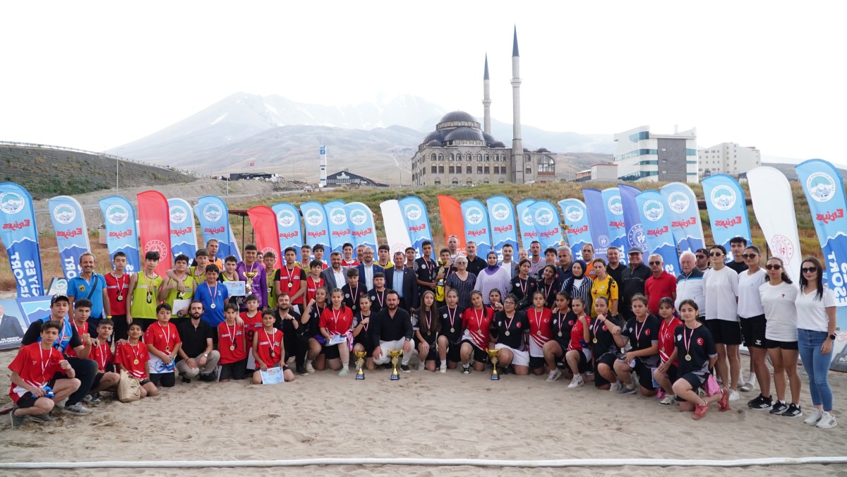 ERCİYES’TE TÜRKİYE’DE İLK KEZ 2 BİN 200 METREDE PLAJ HENTBOLU OYNANDI
