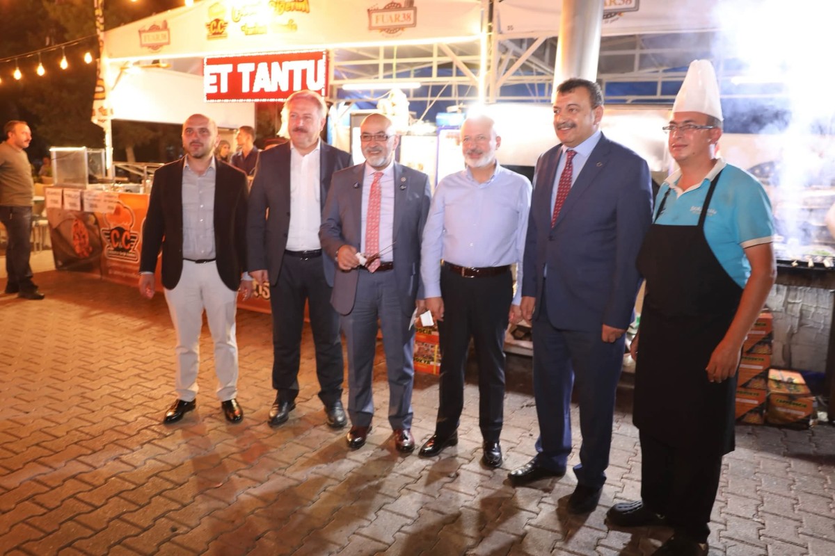 ClNGl VE BAŞKANLARI AĞIRLAYAN ÇOLAKBAYRAKDAR, 20 BİSİKLET DAĞlTTl 