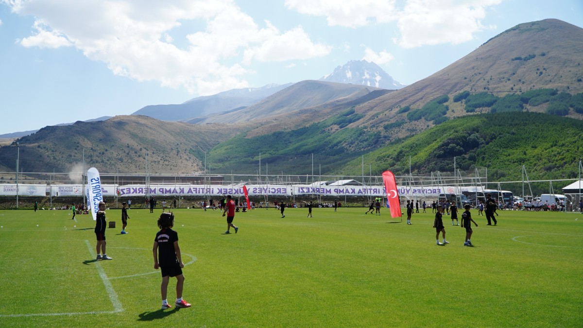 ERCİYES’TE GELECEĞİN FUTBOL YILDIZLARI SAHNE ALIYOR