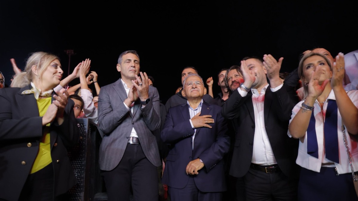 BAŞKAN BÜYÜKKILIÇ, AHMET ŞAFAK’I AĞIRLADI, KONSER COŞKUSUNA ORTAK OLDU