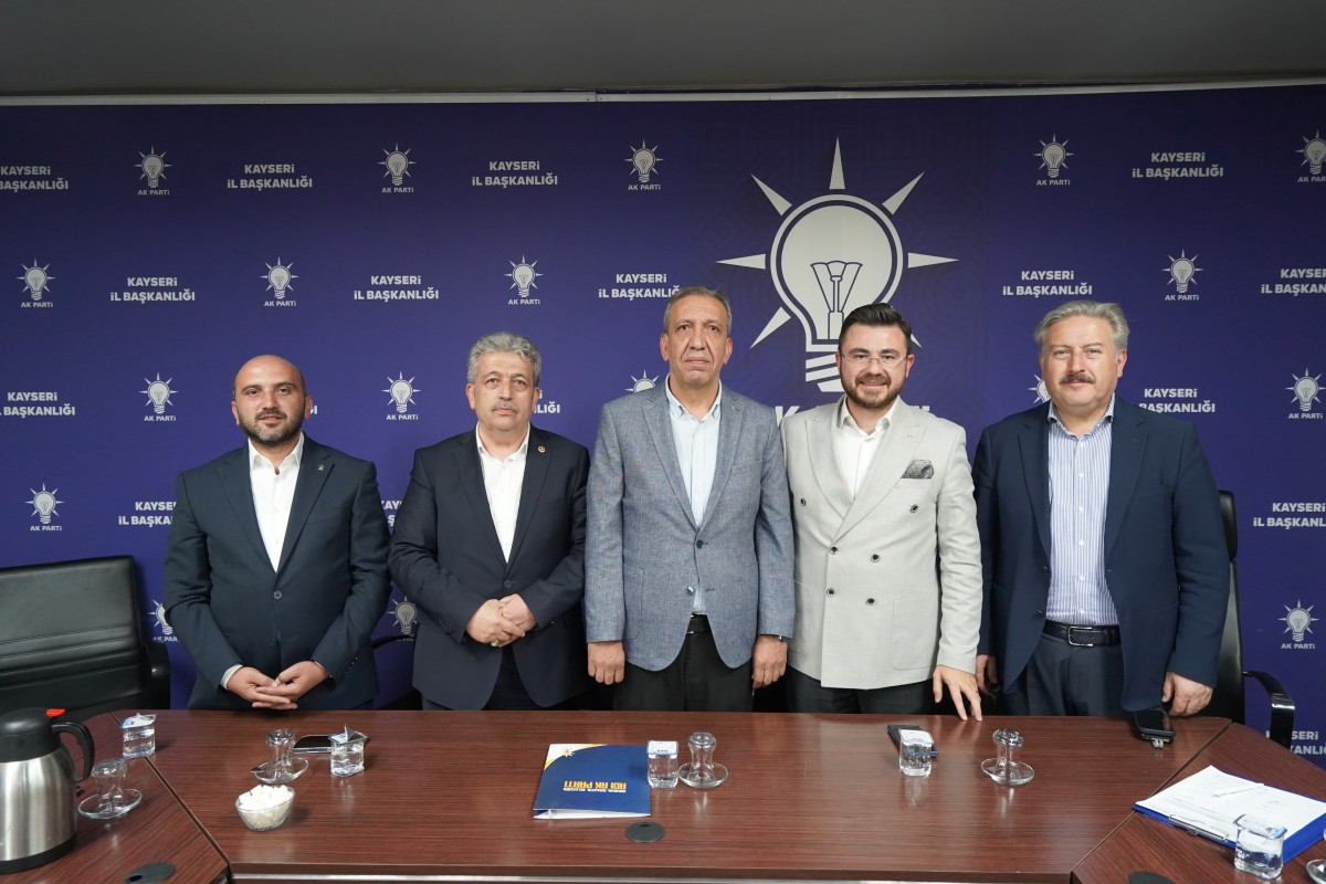 CHP'Lİ MECLİS ÜYESİ AK PARTİ'YE KATILDI