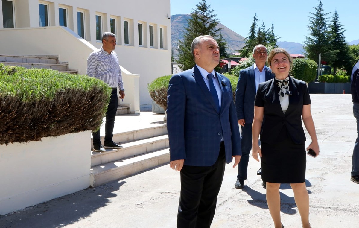 REKTÖR ALTUN, MİMARLIK FAKÜLTESİNDE İNCELEMELERDE BULUNDU