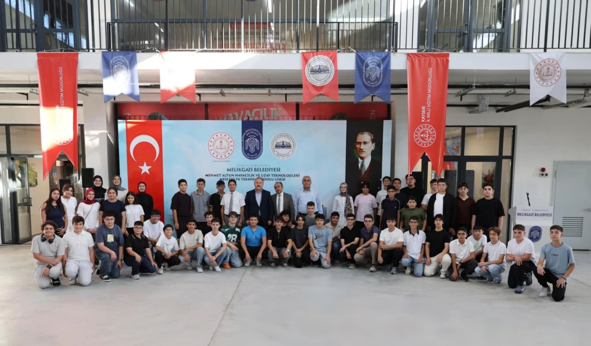 BAŞKAN PALANCIOĞLU, HAVACILIK LİSESİNİN YENİ ÖĞRENCİLERİ VE VELİLERİ İLE BİR ARAYA GELDİ