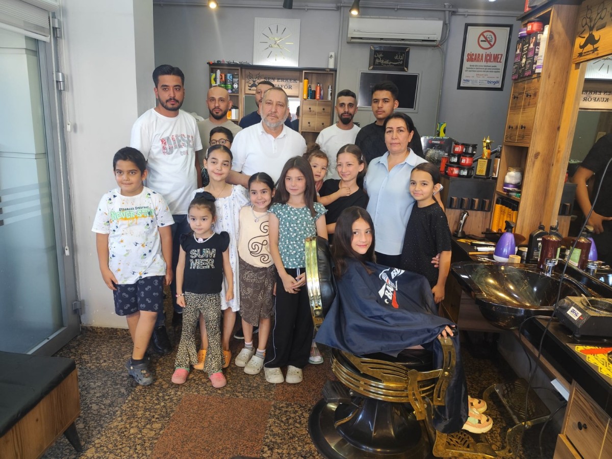 ÖĞRENCİLERİN OKUL TIRAŞLARlNl KADIN MUHTAR YAPTI