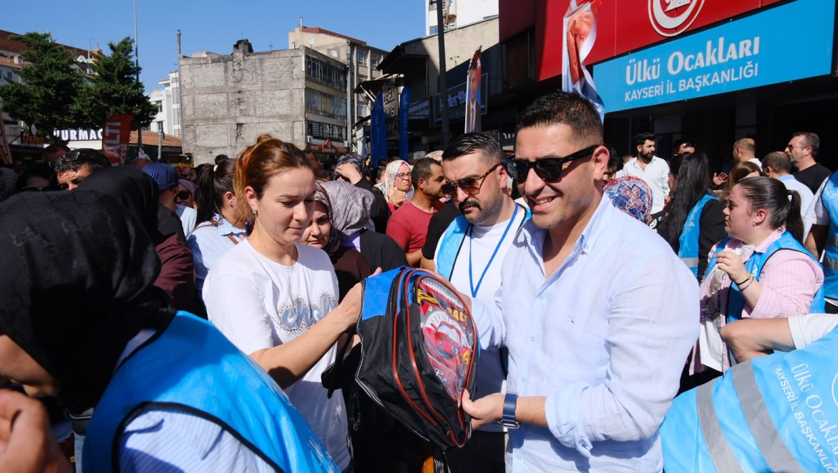 ÜLKÜ OCAKLARI KAYSERİ İL BAŞKANLIĞINDAN 5 BİN ÖĞRENCİYE KIRTASİYE DESTEĞİ