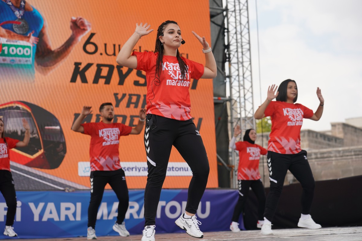 6. ULUSLARARASI KAYSERİ YARI MARATONU BÜYÜK BİR HEYECAN VE COŞKUYLA KOŞULDU