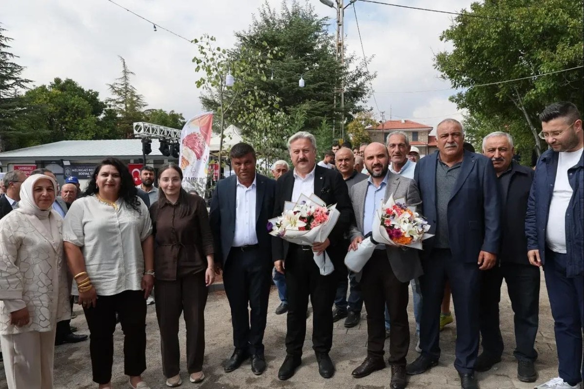 BAŞKAN PALANCIOĞLU, SARIMSAKLI HUZUR ŞENLİĞİNDE MAHALLE HALKI İLE BİR ARAYA GELDİ