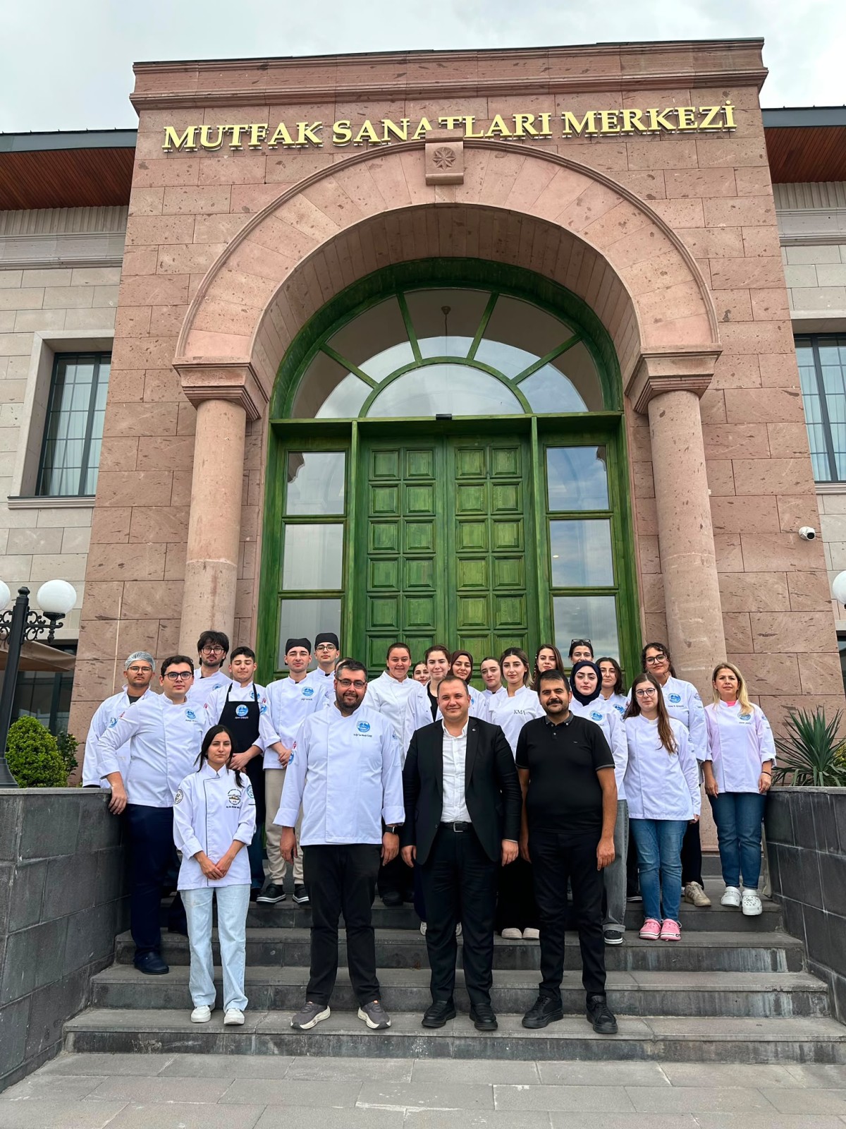 MUTFAK AKADEMİSİ’NDE ÖĞRENCİLERE UYGULAMALI GASTRONOMİ EĞİTİMİ