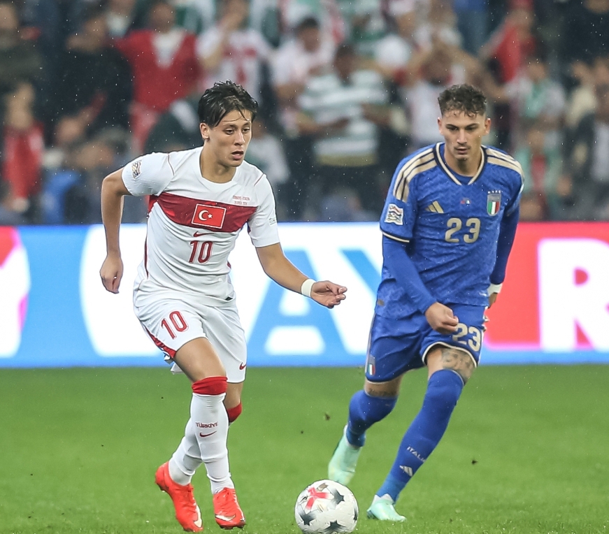 A MİLLİ FUTBOL TAKIMI İTALYA ÖNÜNDE DAĞlLDl:1-4