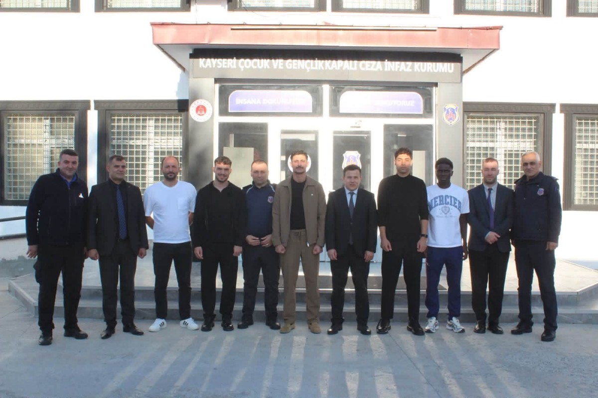 KAYSERİSPORLU OYUNCULAR CEZAEVİNİ ZİYARET ETTİLER