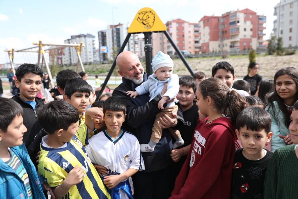 KOCASİNAN’DA PARKLAR, ÇOCUKLARA TOPRAKLA VAKİT GEÇİRME FIRSATI SUNUYOR