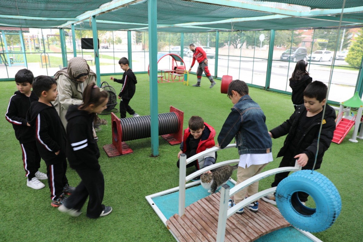 KOCASİNAN, ÇOCUKLARA HAYVAN SEVGİSİ AŞILIYOR