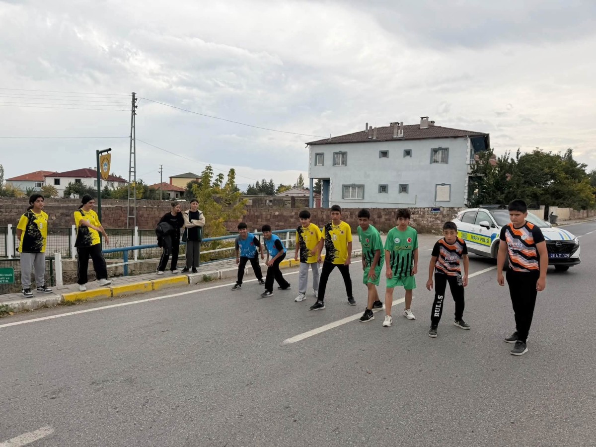 TOMARZA’DA 29 EKİM CUMHURİYET KUPASI ATLETİZM YARIŞLARI DÜZENLENDİ